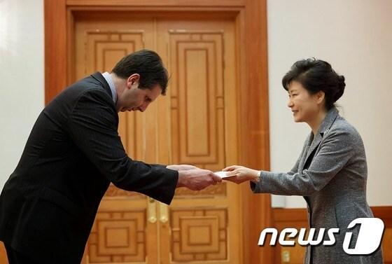 본문 이미지 - 마크 리퍼트 주한미국대사가 지난달 21일 청와대에서 박근혜 대통령으로부터 대사 신임장을 받고 있다. 2014.12.01/뉴스1 ⓒ News1 조영빈 기자