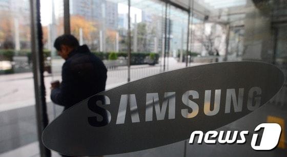 본문 이미지 - 지난 1일 오전 서울 삼성전자 서초사옥에 직원들이 오가고 있다.2014.12.1/뉴스1 ⓒ News1 양동욱 기자
