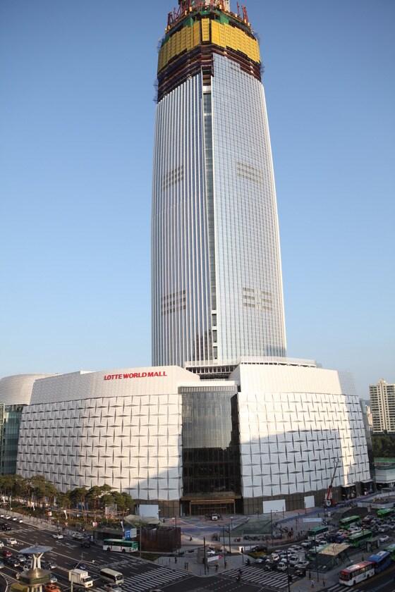 본문 이미지 - 서울 송파구 신천동 소재 롯데월드타워. 호텔롯데가 3345억원(10%)의 자금부담을 맡고 있다.