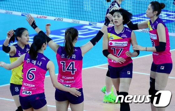 본문 이미지 - 흥국생명이 도로공사를 풀세트 접전 끝에 꺾고 4연승의 신바람을 냈다. ⓒ News1 박정호 기자