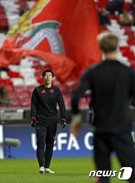 본문 이미지 - 레버쿠젠 손흥민이 10일(한국시간) 포르투갈 리스본의 다 루스 스타디움에서 열린 벤피카와의 2014-15 UEFA 챔피언스리그 경기에서 몸을 풀고 있다. ⓒ AFP=News1