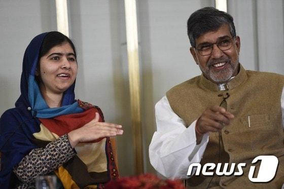 본문 이미지 - 9일(현지시간) 노르웨이에 도착한 말랄라 유사프자이와 카일라시 사티아르티가 공동 기자회견 도중 미소를 짓고 있다.ⓒ AFP=뉴스1