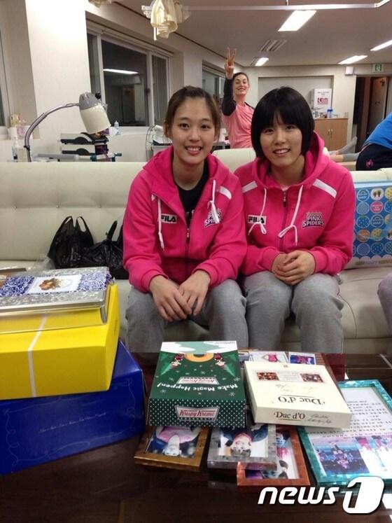 본문 이미지 - 흥국생명 곽유화(왼쪽)와 이재영이 팬들이 보내준 선물을 앞에 두고 포즈를 취하고 있다. 흥국생명 배구단 제공 ⓒ News1