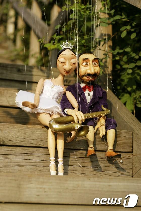 본문 이미지 - 24일부터 31일까지 광주에서 공연할 유럽정통 마리오네트 &acute;목각인형 콘서트&acute;에 등장하는 주요 나무인형./사진제공=극단 보물ⓒ News1