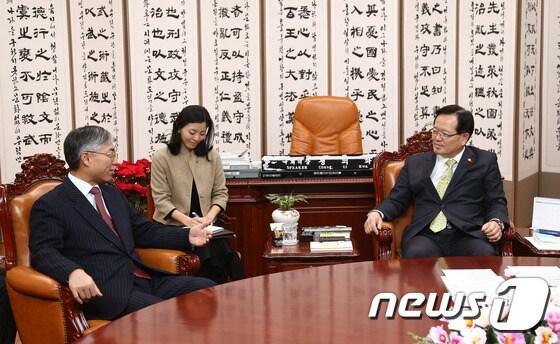 본문 이미지 - 정의화 국회의장(오른쪽)이 12일 국회의장실에서 추궈홍 주한 중국대사와 만나 중국 방문 일정 등에 대해 얘기하고 있다.(국회의장실 제공)ⓒ News1