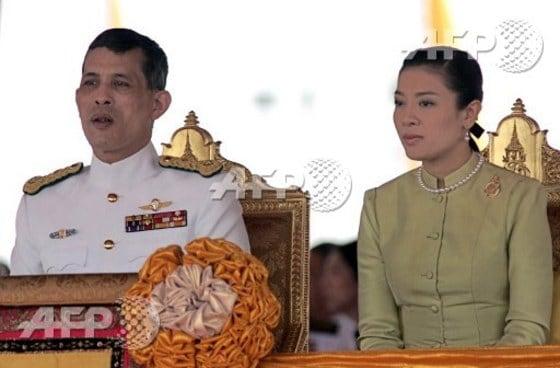 본문 이미지 - 마하 바지라롱콘 태국 왕세자(왼쪽)와 스리라스미 왕세자비 ⓒ AFP=뉴스1