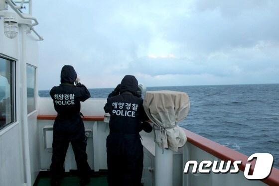 본문 이미지 - 지난 5일 해양경비안전본부(본부장 홍익태)이 러시아 베링 해역에서 발생한 501오룡호 침몰 사고와 관련해 파견한 동해해경 소속 5001함(삼봉호)이 13일 오전 7시 사고 해역에 도착, 수색과 구조 임무를 시작했다. (사진제공=동해해양경비안전서) 2014.12.13/뉴스1 ⓒ News1 서근영 기자