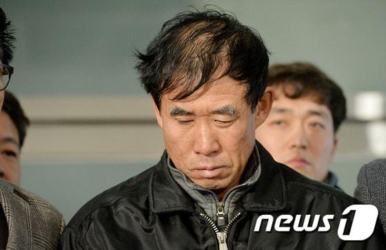 본문 이미지 - 수원 팔달산 토막살인 사건의 피의자(박춘봉)가 13일 오후 경기도 수원서부경찰에서 수원지방법원으로 영장실질심사를 받기 위해 이동하고 있다. 2014.12.14/뉴스1 ⓒ News1 김영진 기자