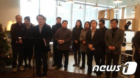 본문 이미지 - 지난해 12월 15일 오후 경기 고양문화재단 내 한 카페에서 김웅가 재단 문화정책실장을 비롯한 간부들이 긴급 기자회견을 열고 있다. ⓒ News1 2014.12.15/뉴스1 ⓒ News1