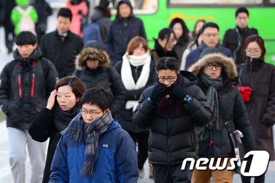 본문 이미지 - 서울지역 아침 기온이 영하 13도로 떨어지는 등 올해 들어 가장 추운 날씨를 보인 17일 오전 서울 종로구 청계광장 일대에서 시민들이 옷깃을 여민채 출근길을 서두르고 있다. 기상청은 이날 찬 대륙고기압이 확장하면서 중부지방을 비롯해 일부 남부내륙의 기온이 영하 12도 내외로 떨어지는 곳이 많을 것으로 전망했다. 2014.12.17/뉴스1 ⓒ News1 민경석 기자