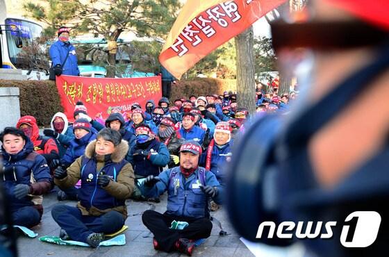본문 이미지 - 현대중공업노동조합 집행간부들이 17일 오후 서울 종로구 계동 현대 사옥 앞에서 상경집회를 하고 있다. 현대중공업 노조 측은 연봉제 철회와 통상임금 확대 적용 등을 촉구했다. 2014.12.17/뉴스1 ⓒ News1 박정호 기자