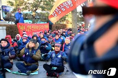 본문 이미지 - 통상임금 확대 요구 집회. 2014.12.17/뉴스1 ⓒ News1 박정호 기자