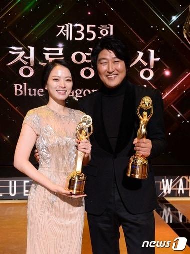 본문 이미지 - 청룡영화제에서 여우주연상을 수상한 천우희가 남우주연상 송강호와 함께 포즈를 취하고 있다. ⓒ News1