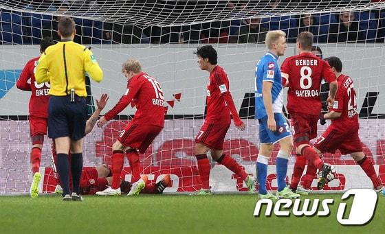 본문 이미지 - 손흥민(가운데)을 비롯한 레버쿠젠 선수들이 18일 열린 호펜하임전에서 득점을 성공시킨 뒤 환호하고 있다. ⓒ AFP=News1