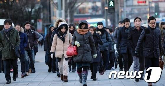 본문 이미지 - 전국 곳곳에 한파주의보와 내려지는 등 올 겨울 들어 가장 추운 날씨를 보인 18일 오전 서울 광화문 네거리에서 출근길 시민들이 몸을 잔뜩 움츠린 채 발걸음을 재촉하고 있다. 이날 서울 아침 출근길의 체감온도는 -17도까지 뚝 떨어졌다. 2014.12.18/뉴스1 ⓒ News1 오대일 기자