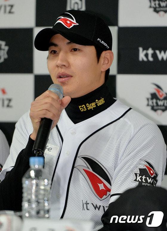 본문 이미지 - 18일 오전 경기도 수원 케이티위즈파크에서 열린 ‘KT 위즈 신규입단 선수 기자회견’에서 이대형 선수가 취재진의 질문에 답하고 있다. 2014.12.18/뉴스1 ⓒ News1 김영진 기자