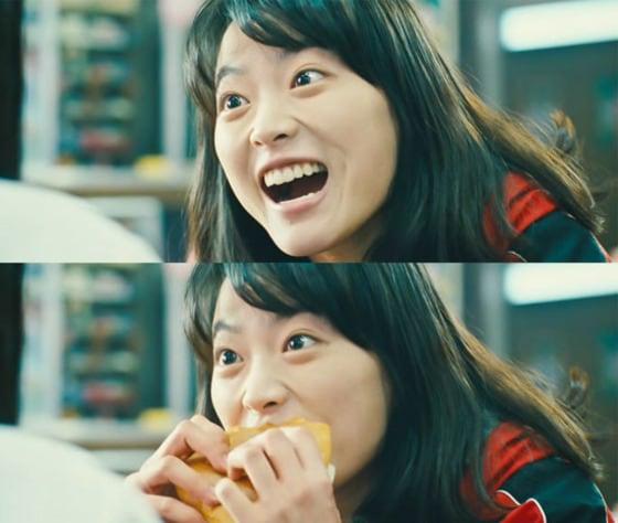 본문 이미지 - 배우 천우희가 본드걸 역으로 열연한 영화 '써니'의 한 장면.