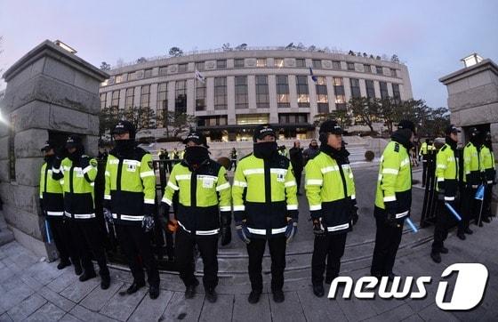 본문 이미지 - 헌법재판소의 통합진보당 정당 해산심판 선고기일인 19일 오전 경찰들이 서울 종로구 헌법재판소를 둘러싸고 있다. 2014.12.19/뉴스1 ⓒ News1 손형주 기자