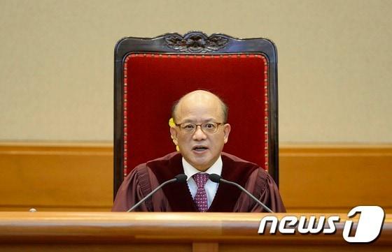 본문 이미지 - 박한철 헌법재판소장이 19일 오전 서울 종로구 헌밥재판소에서 열린 통합진보당에 대한 정당해산심판에서 판결문을 읽고 있다. 2014.12.19/뉴스1 ⓒ News1 송원영 기자