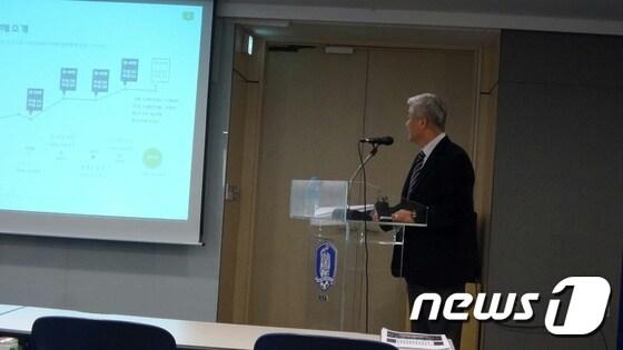 본문 이미지 - 이운택 한국프로축구연맹 심판위원장이 19일 서울 신문로 축구회관 2층 대회의실에서 올 시즌 심판 운영 시스템에 대해 설명하고 있다. ⓒ News1 이재상기자