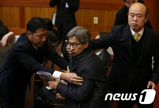 본문 이미지 - 서울 종로구 헌법재판소에서 열린 통합진보당의 정당해산심판에서 해산 판결이 나자 권영국 변호사가 법정에서 소리를 질러 쫓겨나고 있다. 2014.12.19/뉴스1 ⓒ News1 송원영 기자