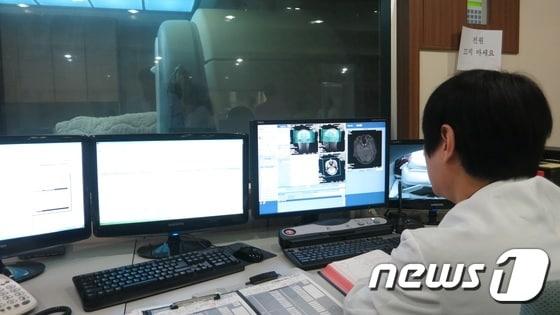 본문 이미지 - 한 검진센터에서 뇌MRI검사를 실시하는 모습. 해당 사진은 기사 내용과 관련이 없음..ⓒ News1