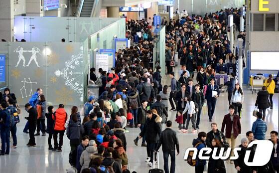 본문 이미지 - 불황에도 1인당 해외여행 지출 경비가 사상 최대치를 경신한 가운데 여행객들이 인천국제공항 출국장에서 출국 심사를 받고 있다. /뉴스1 ⓒ News1 박정호 기자
