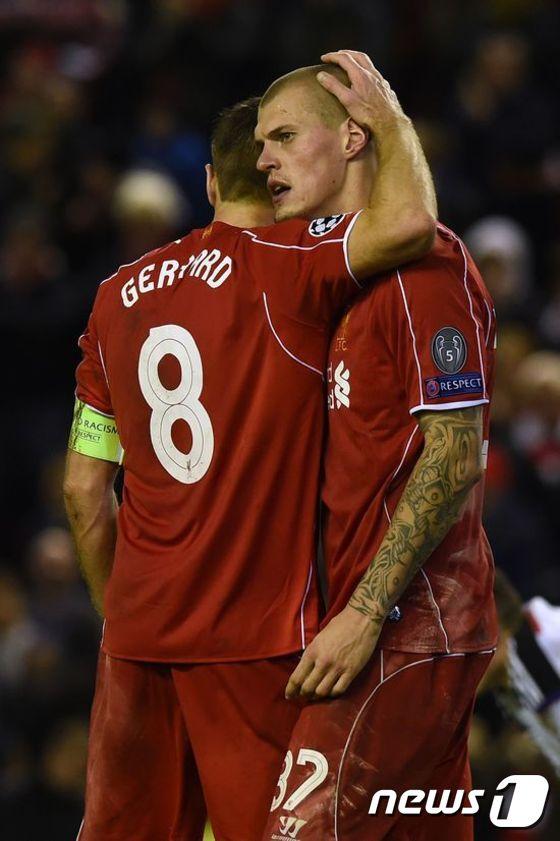 본문 이미지 - 리버풀이 22일(한국시간) 영국 리버풀의 안필드에서 열린 2014-15 EPL 17라운드 아스널과의 홈경기에서 후반 추가시간 터진 스크레텔의 동점 헤딩골에 힘입어 2-2 무승부를 기록했다. ⓒ AFP=News1