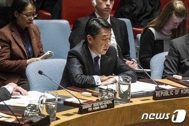 본문 이미지 - 한국의 오준 유엔주재대사가 22일(현지시간) 뉴욕 유엔본부에서 열린 안전보장이사회에 참석, 북한의 인권실태에 대해 설명하고 있다. 유엔 안보리는 사상 처음으로 북한의 인권상황을 정식 안건으로 채택, 논의할 예정이다. ⓒ News1 이기창