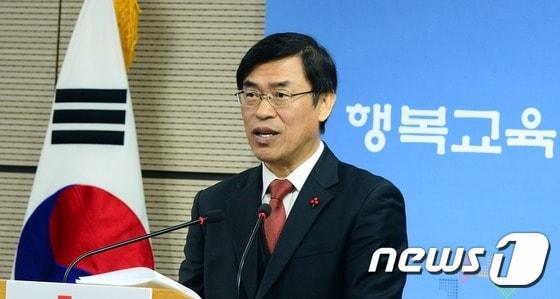 본문 이미지 - 한석수 교육부 대학정책실장이 지난해 12월 정부세종청사 교육부 공용브리핑실에서 2015년 대학 구조개혁 평가 기본계획을 발표하고 있다.   교육부는 이달 31일까지 구조개혁 평가 결과를 발표할 예정이다. ⓒ News1