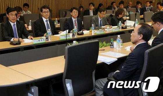 본문 이미지 - 한국교육과정평가원에서 지난 10월 20일 수능 영어영역 절대평가 도입방안 1차 공청회가 열리고 있다./뉴스1ⓒ News1 오대일 기자