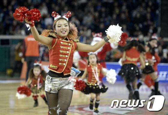 본문 이미지 - 프로농구 경기장에서 꼬마 치어리더들이 응원을 펼치고 있다.  / 뉴스1 ⓒ News1 안은나 기자