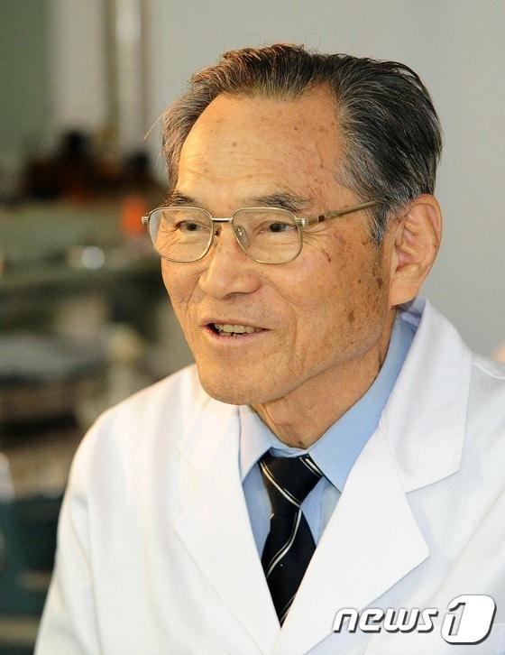 본문 이미지 - 강재균 원장이 27일 오후 전북 전주시 기리오피스텔 6층 강이비인후과에서 진료를 보고 있다. 강 원장은 현재 91세로 전국 최고령 이비인후과 원장이다.2014.12.27/뉴스1 2014.12.27/뉴스1 ⓒ News1 김대웅 기자