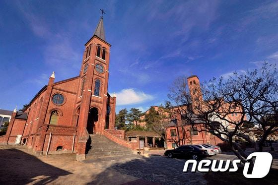 본문 이미지 - 경북 칠곡 성 베네딕도회 왜관 수도원 전경. 수도원은 경북 칠곡군 왜관읍 왜관리에 본원을 두고 있으며 서울, 분도 노인마을(왜관리), 부산, 전남 화순군, 미국 뉴튼 등 4곳에 분원을 두고 있다. 2014.12.27/뉴스1 ⓒ News1 정훈진 기자