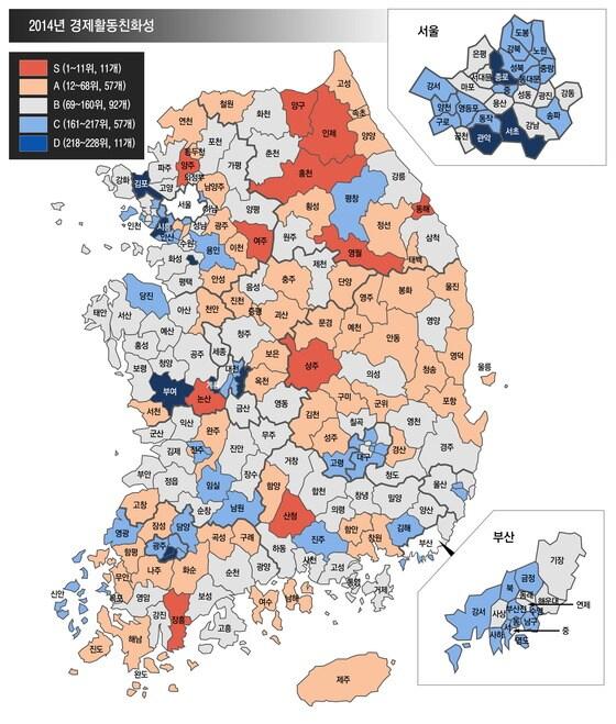 본문 이미지 - 대한상공회의소가 28일 발표한 '전국규제지도'의 경제활동 친화성 항목. 객관적 지표 종합1위는 논산이 차지했다. 주황색에 가까울수록 기업하기 좋은 환경이며, 파란색에 가까울수록 그 반대다. ⓒ News1