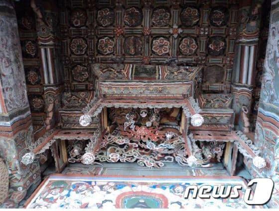 본문 이미지 - 화려한 양식의 &acute;남해 용문사 대웅전&acute; 내부 닫집. (문화재청 제공) ⓒ News1
