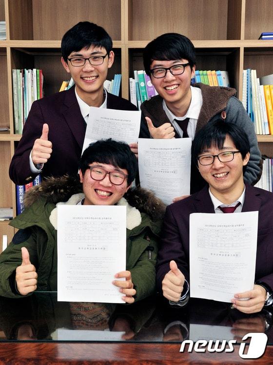 본문 이미지 - 3일 대구 경신고등학교에서 "2015년 대학수학능력시험" 만점자 4명 이승민 김정훈 이승민 권대현(윗줄 왼쪽부터 시계반대 방향으로)이 수능 만점 성적표를 들어보이며 엄지를 치켜들고 있다. 경신고는 이번 수능시험에서 만점자 4명을 배출했다. 2014.12.3/뉴스1 ⓒ News1