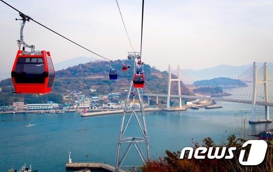 본문 이미지 - 여수시는 전국 최초로 바다 위를 가로 질러 전남 여수의 돌산 공원과 자산공원을 잇는 여수 해상케이블카가 본격적인 운행을 시작했다고 3일 밝혔다. (여수시 제공) 2014.12.3/뉴스1 ⓒ News1 조희연 기자