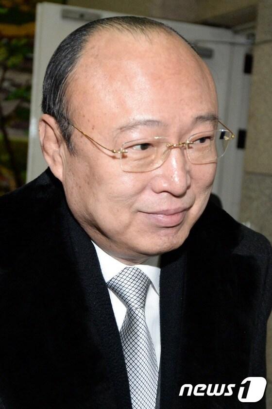 본문 이미지 - 김승연 한화그룹 회장이 3일 오후 서울 중구 장교동 한화그룹 본사 사옥을 나서고 있다. 2014.12.3/뉴스1 ⓒ News1 정회성 기자