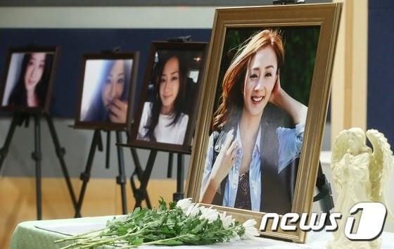 본문 이미지 - 불의의 교통사고로 생을 마감한 가수 故 죠앤(본명 이연지)의 추모식이 엄수된 30일 오후 서울 잠원동 한 교회에 마련된 추모식장에서 유가족과 지인들이 추모를 하고 있다. ⓒ News1 민경석 기자