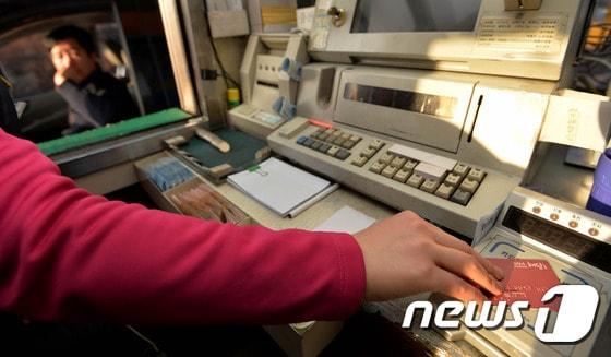 본문 이미지 - 앞으로 고속도로 미납통행료 납부때 신용카드와 가상계좌 사용이 가능해진다./뉴스1 ⓒ News1 김영진 기자