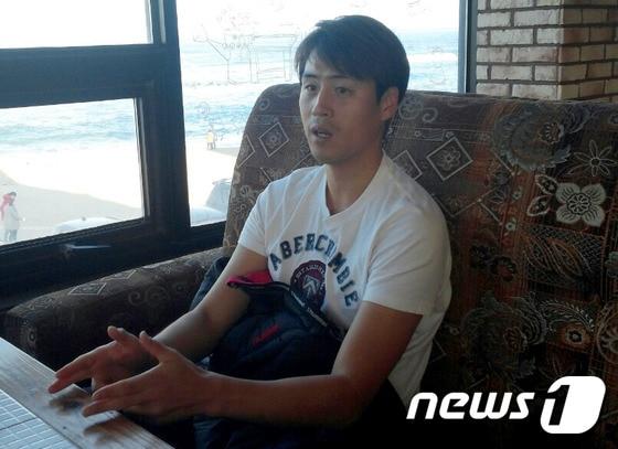 본문 이미지 - 31일 강릉시청 축구단 소속이었던 김태진 선수가 강릉시 한 카페에서 인터뷰를 하고 있다. 김 선수를 비롯한 강릉시청축구단 선수 17명과 코칭스탭 2명은 지난 3일 강릉시청으로부터 문자로 계약 해지를 통보 받았다.2014.12.31/뉴스1 ⓒ News1 서근영 기자