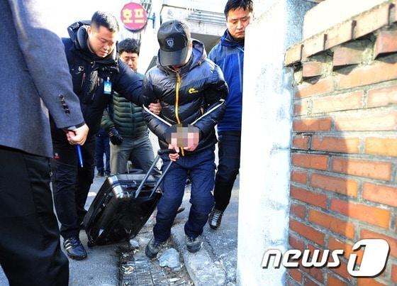 본문 이미지 - 2014년 12월 31일 오전 &#39;여행가방 속 시신&#39; 할머니 살해 피의자 정형근이 인천 남동구 간석동 사건 발생지역에서 열린 현장검증에서 시신이 든 가방을 유기하는 장면을 재현하고 있다. 2014.12.31/뉴스1 ⓒ News1 DB