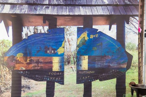 본문 이미지 - 피지의 타베우니 섬에 있는 한 표지판. 표지판을 기준으로 왼쪽은 오늘이고 오른쪽은 어제이다. (출처=피지관광청공식페이스북) ⓒ뉴스1