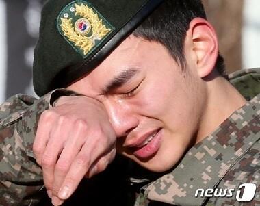 본문 이미지 - 전역하며 눈물을 보인 유승호. ⓒ News1
