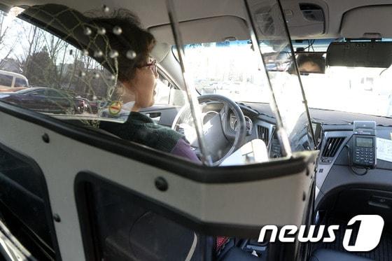 본문 이미지 - 4일 오후 서울광장 옆 도로를 달리는 택시기사가 보호격벽이 설치된 택시를 타고 있다. . 2014.12.4/뉴스1 ⓒ News1 안은나 기자