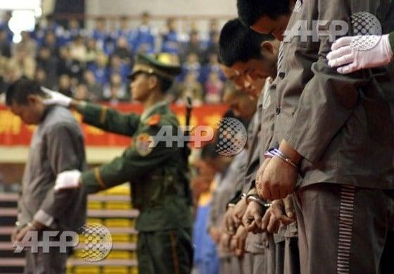 본문 이미지 - 2004년 중국에서 사형수들이 처형되고 있다 ⓒ AFP=뉴스1