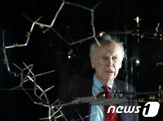 본문 이미지 - DNA의 이중나선구조를 밝힌 공로로 노벨 생리의학상을 수상한 제임스 왓슨.ⓒ AFP=뉴스1