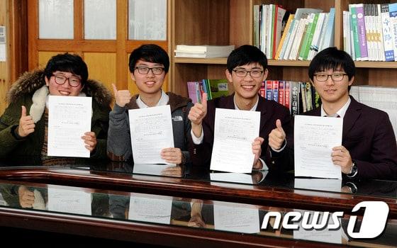 본문 이미지 - 2015년 대학수학능력시험 만점자인 대구경신고 김정훈(왼쪽부터), 이승민, 이승민, 권대현 학생./ⓒ News1
