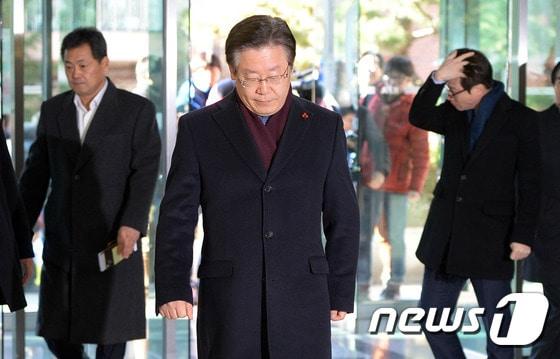 본문 이미지 - 성남FC 이재명 구단주가 5일 오전 서울 신문로 축구회관 5층 회의실 열린 상벌위원회에 참석하고 있다. . 2014.12.5/뉴스1 ⓒ News1 이동원 기자